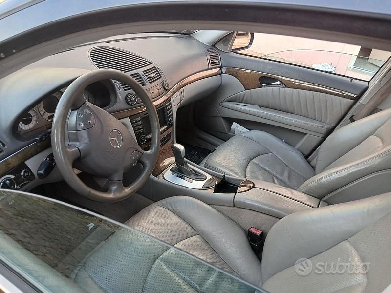 Usata Mercedes E270 177 CV (130 kW) 2002 Blu Berlina