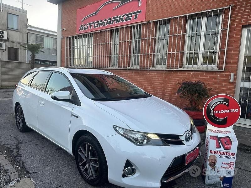 Usata Toyota Auris Touring Sports Lounge 99 CV (72 kW) 2015 Bianco Station wagon
