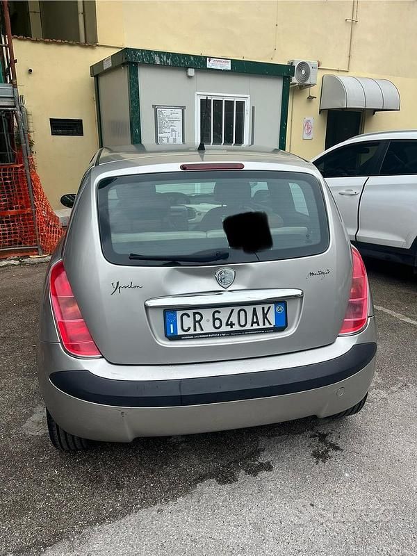 Usata Lancia Ypsilon 70 CV (51 kW) 2004 Grigio Utilitaria