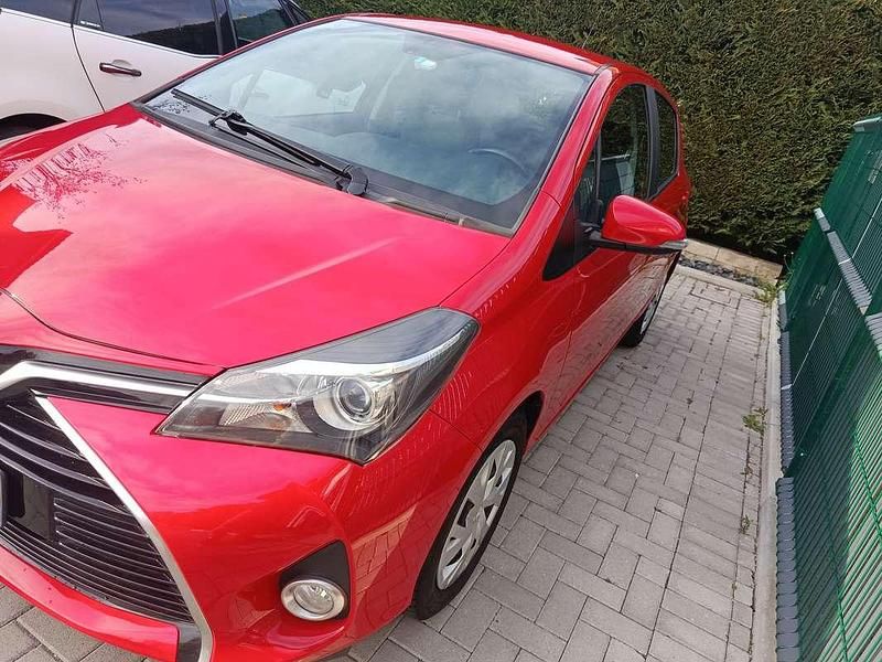 Usata Toyota Yaris Hybrid Active 75 CV (55 kW) 2015 Rosso Berlina