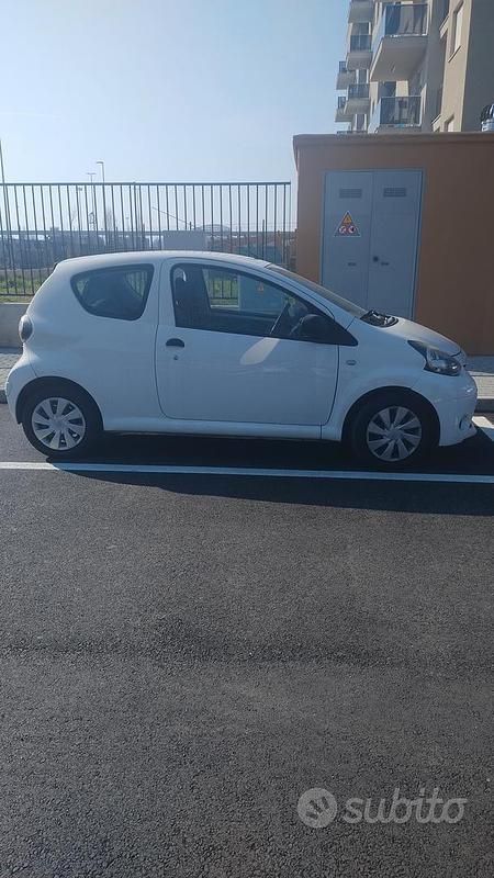 Usata Toyota Aygo 68 CV (50 kW) 2012 Bianco Utilitaria