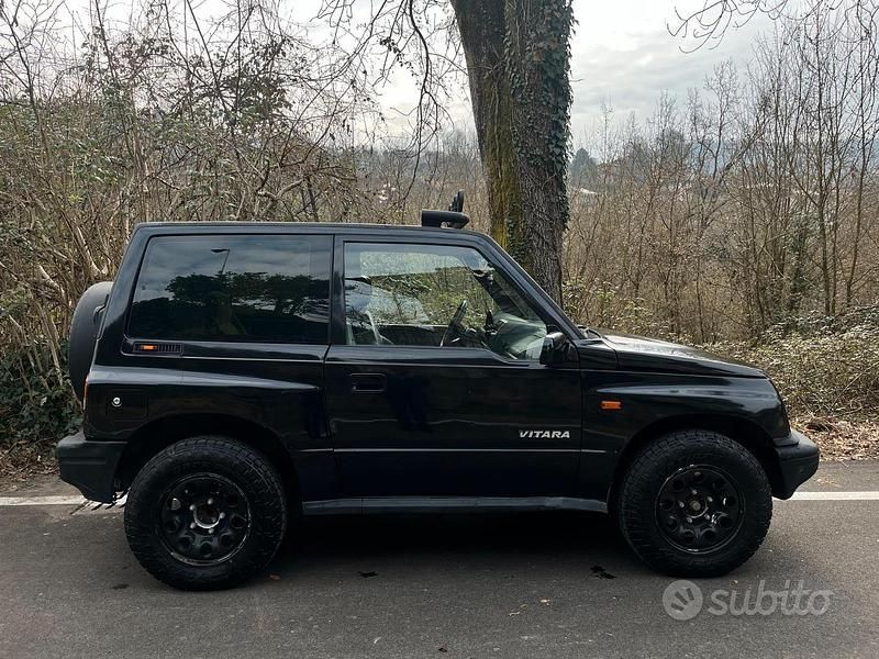 Usata Suzuki Vitara 75 CV (55 kW) 1997 Nero Station wagon