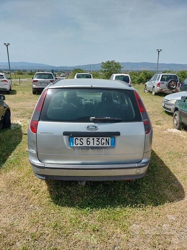 Begagnad Ford Focus 2004 Grå Kombi