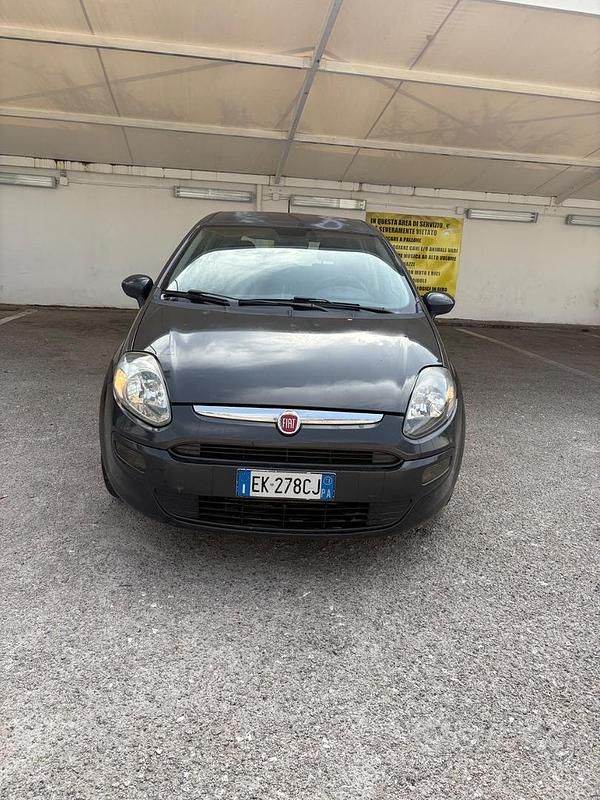 Begagnad Fiat Punto 90 HK (66 kW) 2012 Svart Halvkombi