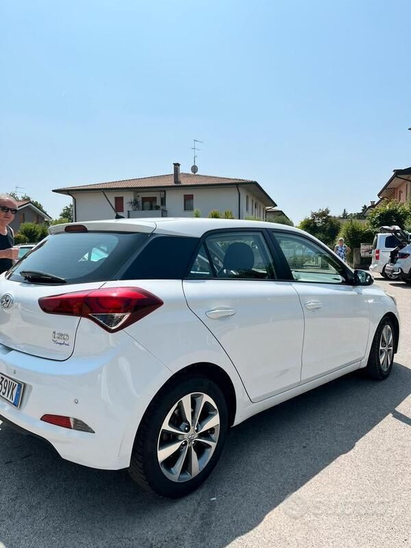 Usata 2015 Hyundai i20 Due volumi | 6700 € (Buon prezzo) - Immagine 1/4