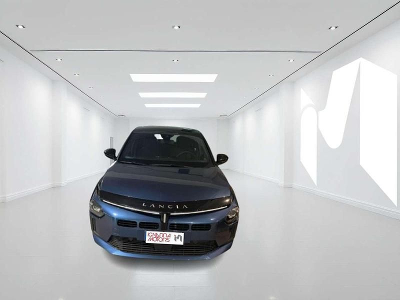 Usata Lancia Ypsilon 101 CV (74 kW) 2024 Blu lancia/tetto nero Utilitaria