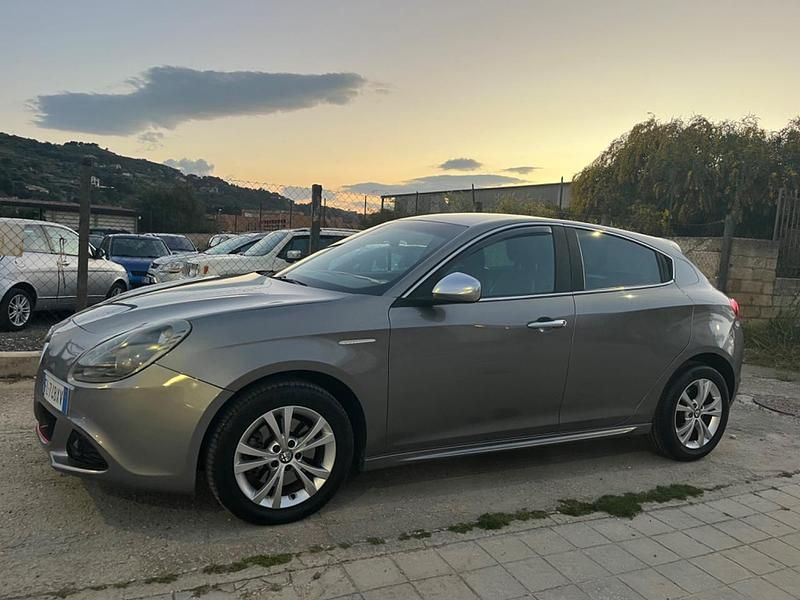 Usata Alfa Romeo Giulietta Exclusive 140 CV (102 kW) 2013 Grigio Utilitaria