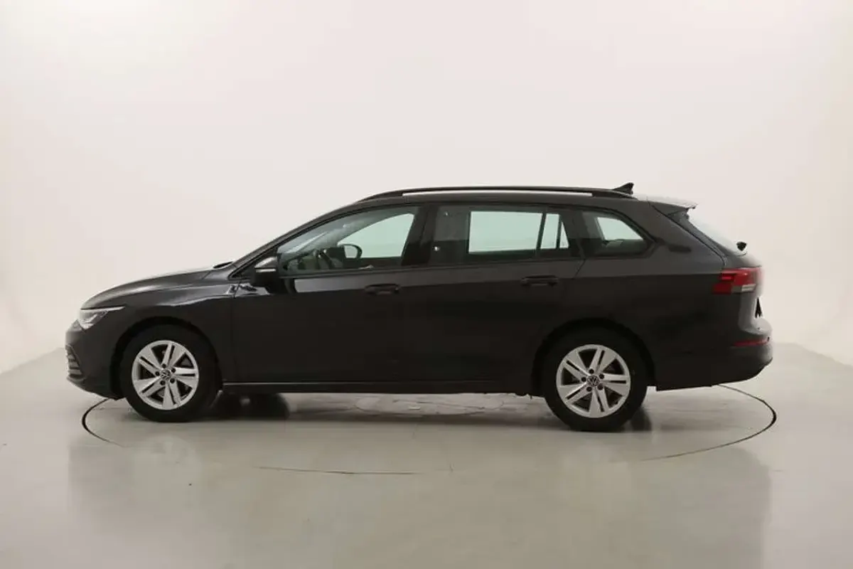 Usata VW Golf VIII Life 116 CV (85 kW) 2023 Grigio Station wagon