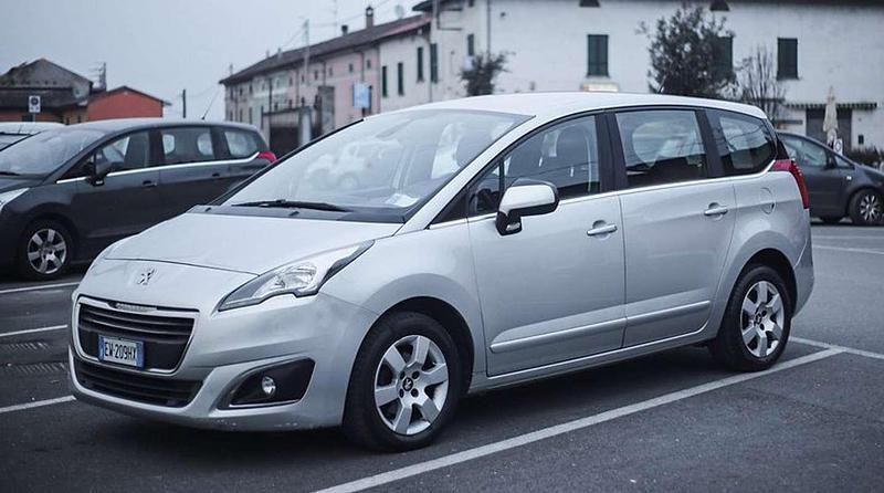 Argento Usata 2014 Peugeot 5008 Monovolume | 7900 € (Buon prezzo) - Immagine 1/4