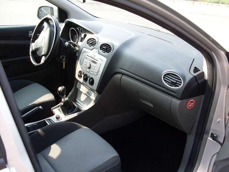Usado Ford Focus Style 109 HP (80 kW) 2011 Prateado Carrinha