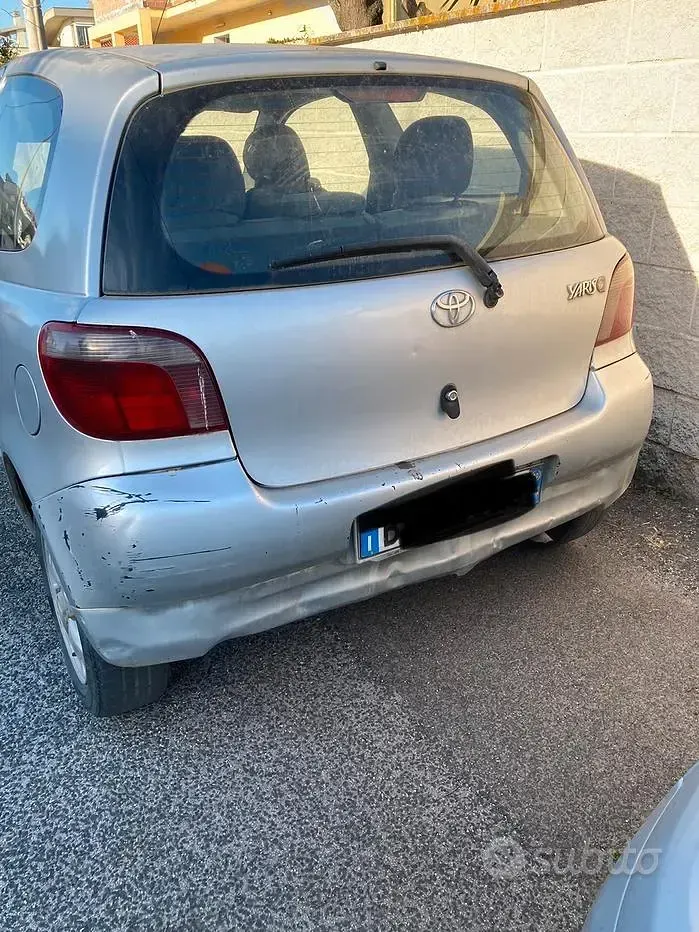 Usata Toyota Yaris 68 CV (50 kW) 1999 Grigio Utilitaria
