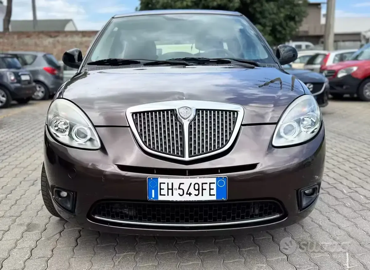 Usata Lancia Ypsilon Platinum 69 CV (50 kW) 2011 Marrone Utilitaria