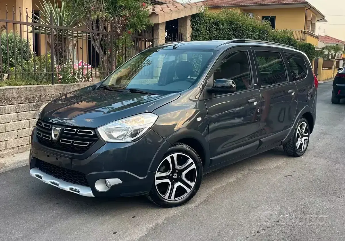 Usata Dacia Lodgy Stepway 109 CV (80 kW) 2018 Grigio Monovolume