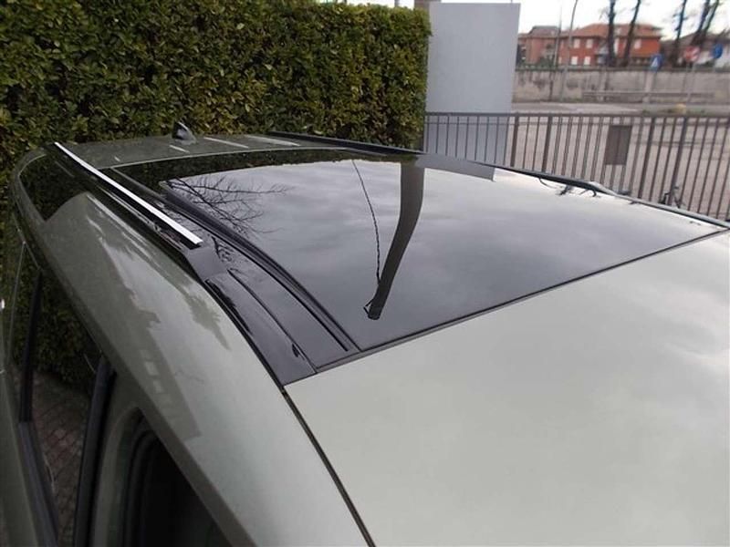 Usata Land Rover Defender SE Dynamic 300 CV (220 kW) 2024 Verde SUV