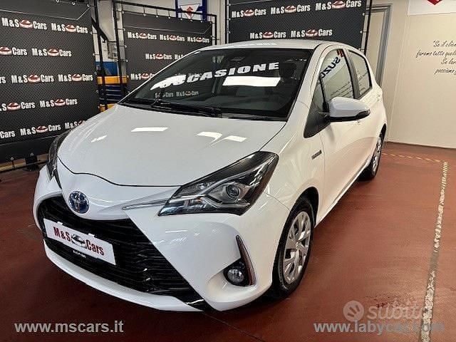 Usata Toyota Yaris Hybrid Business Edition 73 CV (53 kW) 2020 Bianco Berlina