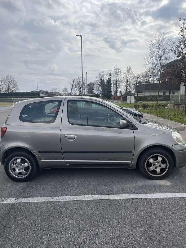 Usata Toyota Yaris 65 CV (47 kW) 2004 Grigio Utilitaria