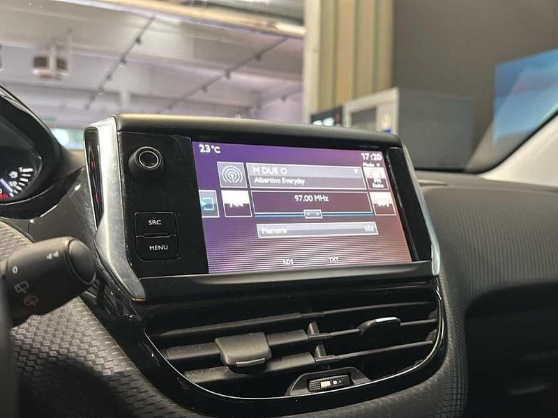 Usata Peugeot 2008 Active 100 CV (73 kW) 2016 Bianco SUV