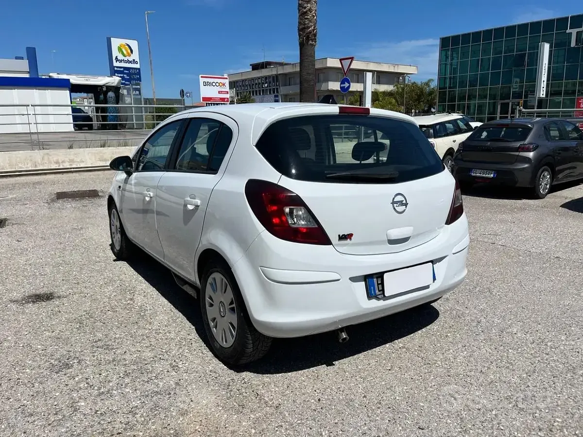 Usata Opel Corsa Edition 75 CV (55 kW) 2013 Bianco Utilitaria
