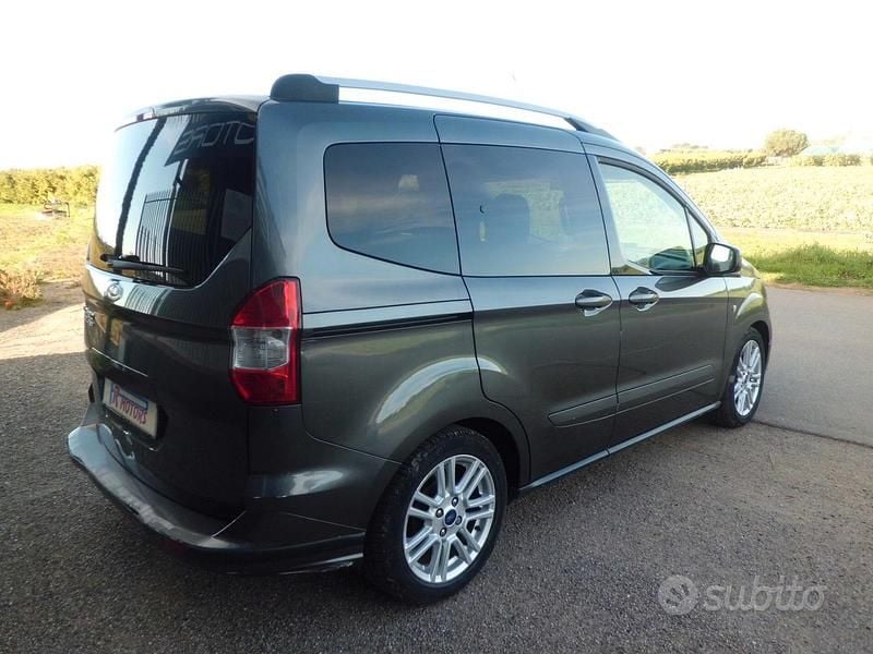 Usata Ford Tourneo Connect Titanium 120 CV (88 kW) 2017 Verde Monovolume