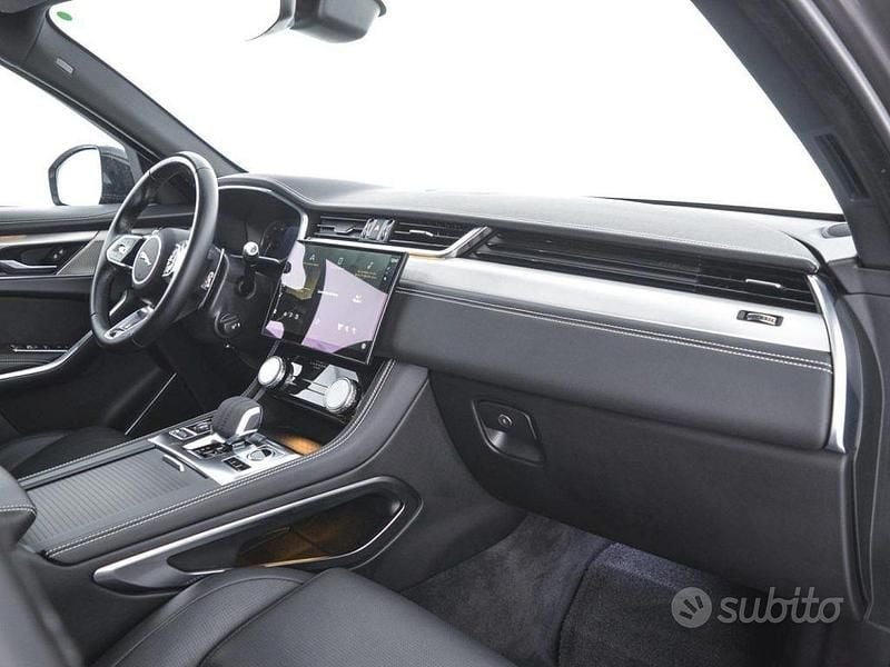 Begagnad Jaguar F-Pace R-Dynamic 204 HK (150 kW) 2022 Grå SUV