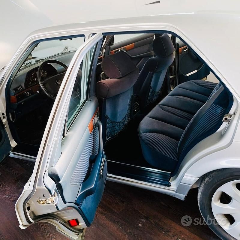 Usata Mercedes 500 265 CV (194 kW) 1987 Grigio Berlina