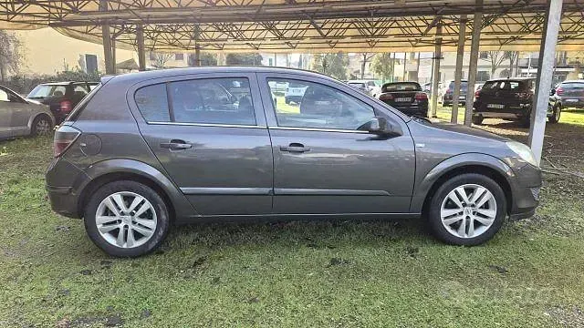 Usata Opel Astra Cosmo 110 CV (80 kW) 2009 Grigio Berlina