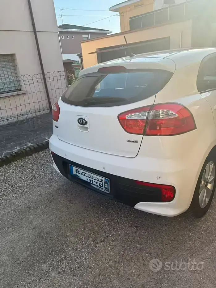 Usata Kia Rio Active 75 CV (55 kW) 2015 Bianco Utilitaria