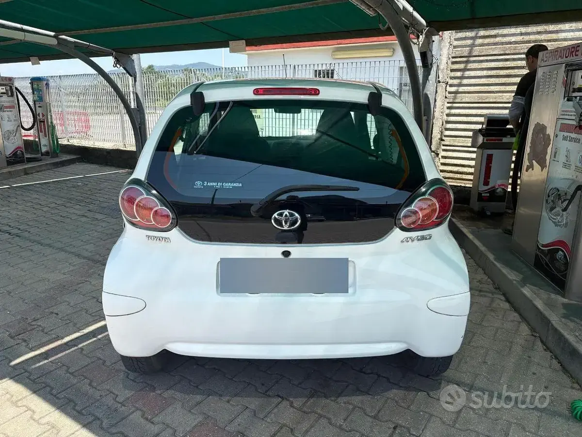 Usata Toyota Aygo 68 CV (50 kW) 2011 Bianco Utilitaria