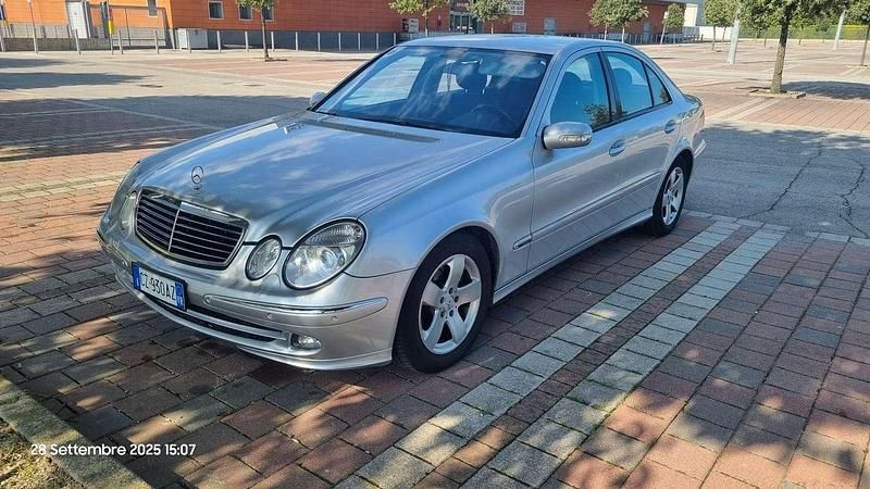 Usata 2005 Mercedes E280 Avantgarde Tre volumi | 6300 € (Buon prezzo) - Immagine 1/4