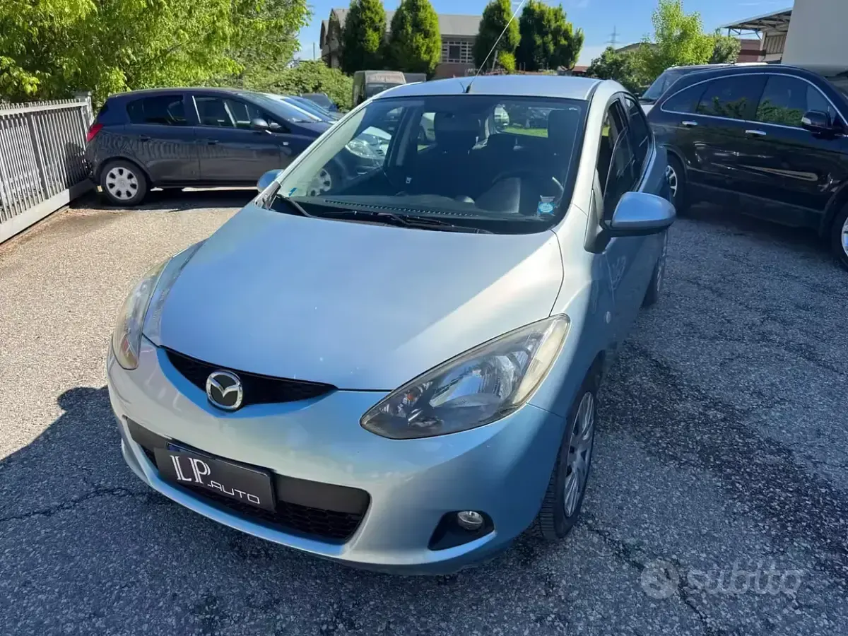 Usata Mazda 2 75 CV (55 kW) 2010 Blu Utilitaria
