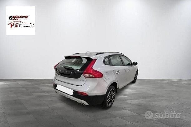Usata Volvo V40 Plus 120 CV (88 kW) 2019 Bianco Berlina