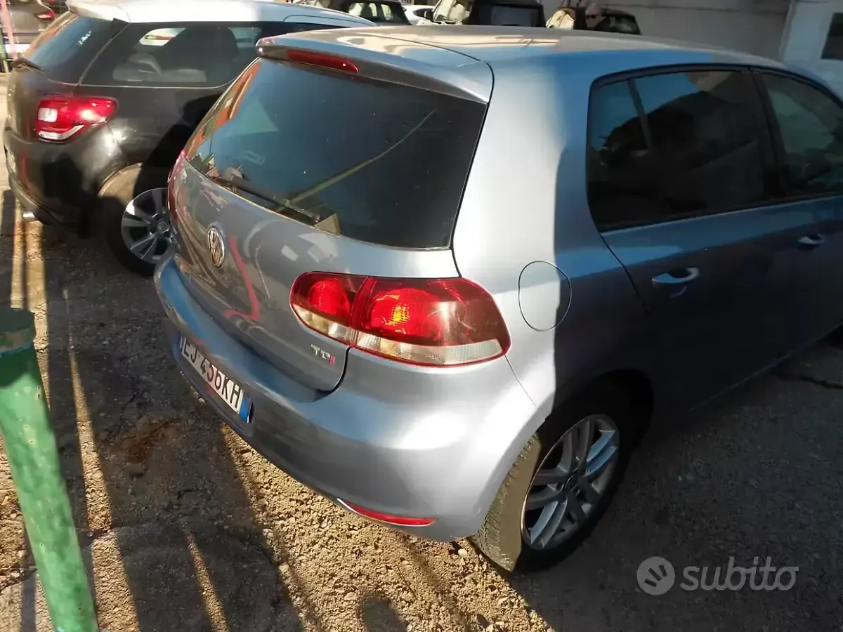 Usado VW Golf VI Highline 105 CV (77 kW) 2011 Gris Utilitario