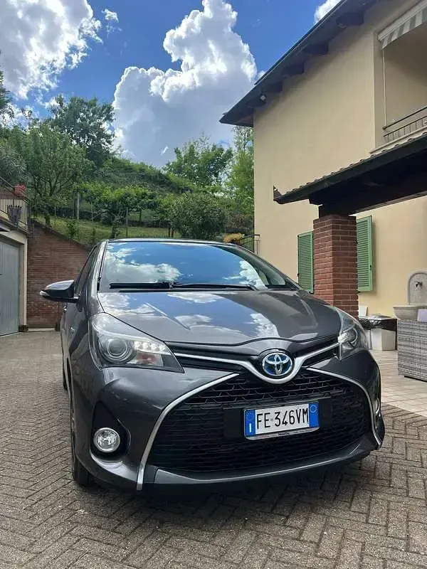 Usata Toyota Yaris Hybrid Style 75 CV (55 kW) 2016 Berlina