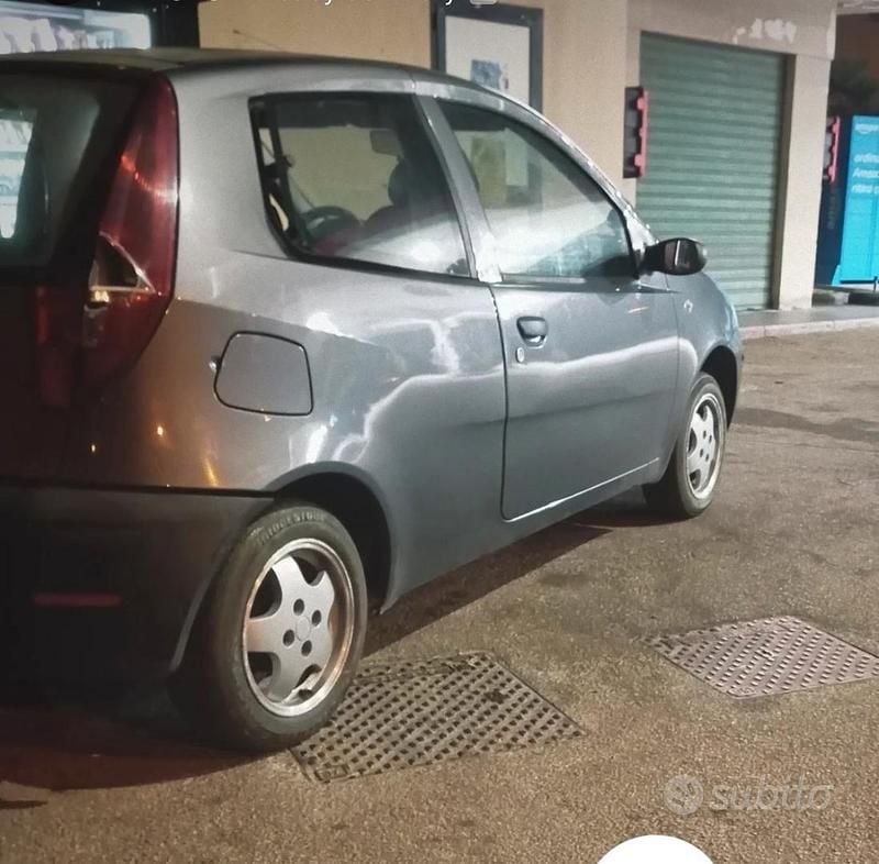 Grigio Usata 2004 Fiat Punto Due volumi | 500 € - Immagine 1/4