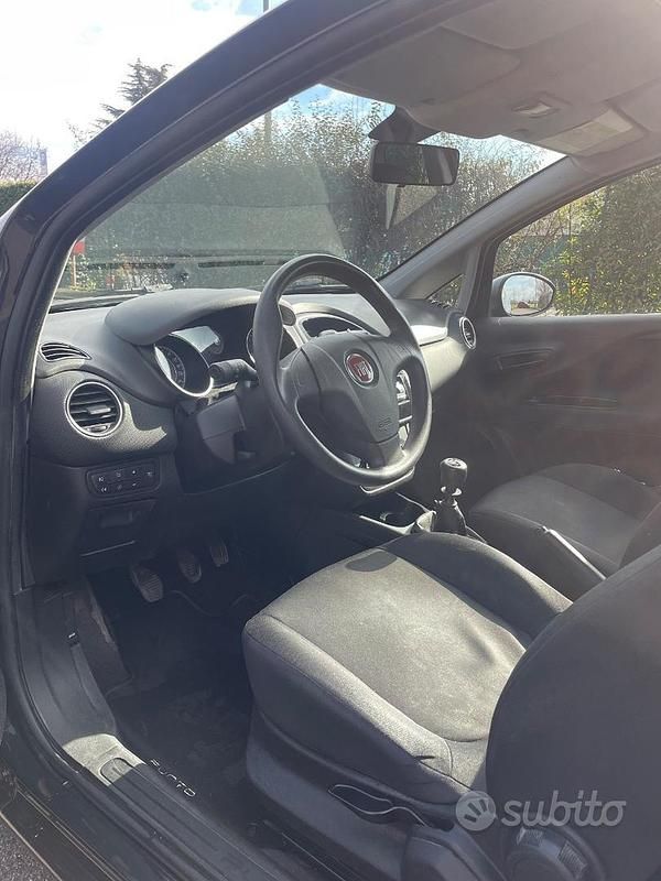 Usata Fiat Punto Young 77 CV (56 kW) 2014 Nero Utilitaria