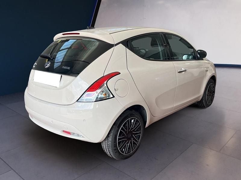 Usata Lancia Ypsilon Gold 70 CV (51 kW) 2021 Bianco Utilitaria