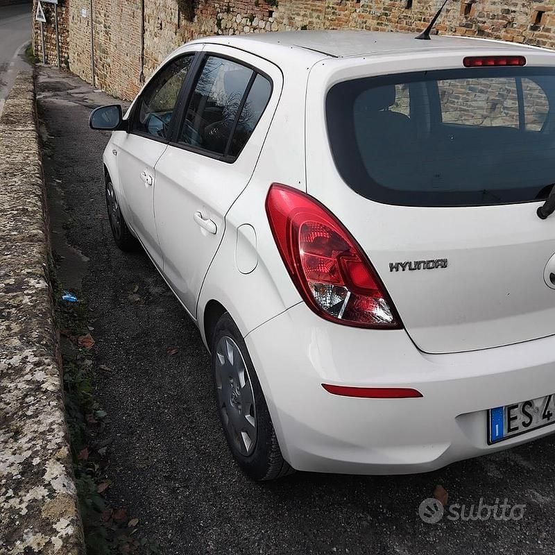 Usata Hyundai i20 Classic 85 CV (62 kW) 2013 Bianco Berlina