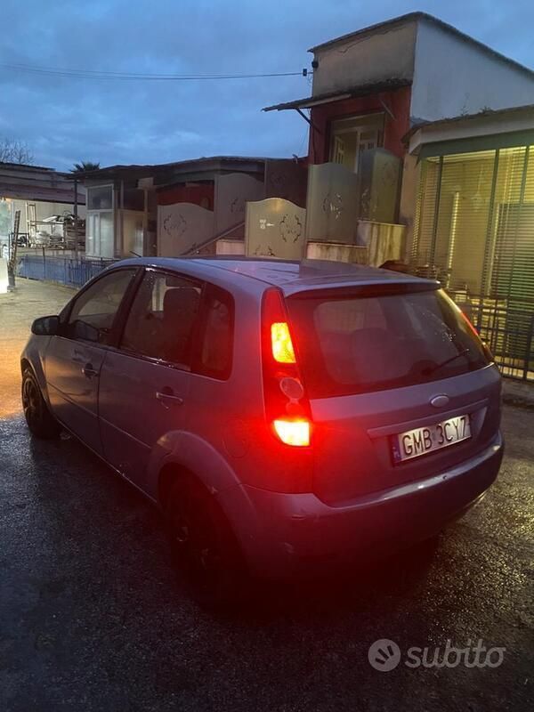 Usata 2007 Ford Fiesta Due volumi | 2500 € (Buon prezzo) - Immagine 1/4