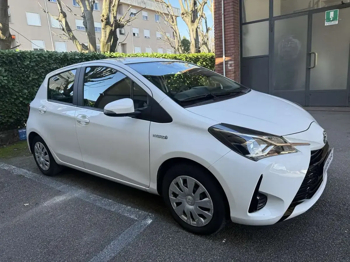 Usata Toyota Yaris Hybrid Business Edition 73 CV (53 kW) 2019 Bianco Berlina