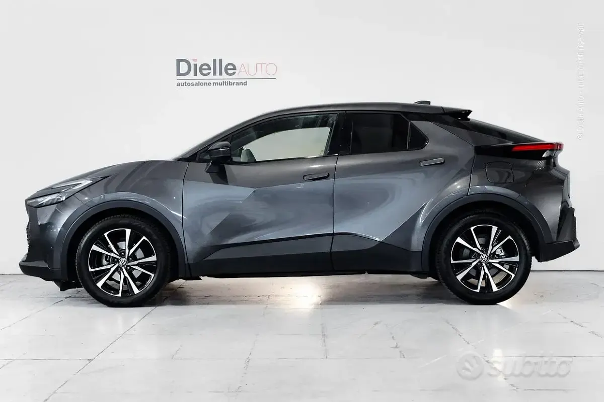 Usata Toyota C-HR Trend 140 CV (102 kW) 2024 Grigio scuro / antracite met. SUV