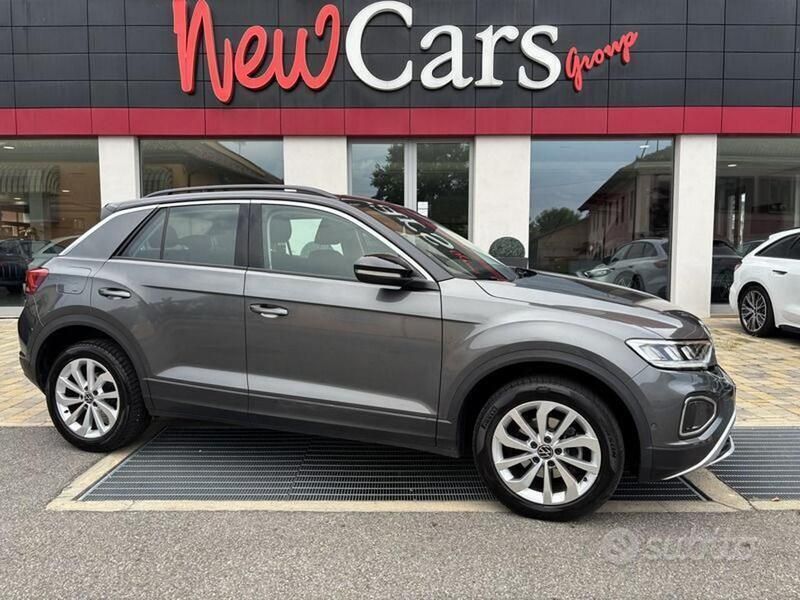 Grigio scuro Usata 2022 VW T-Roc Life SUV | 23.900 € (Buon prezzo) - Immagine 1/4