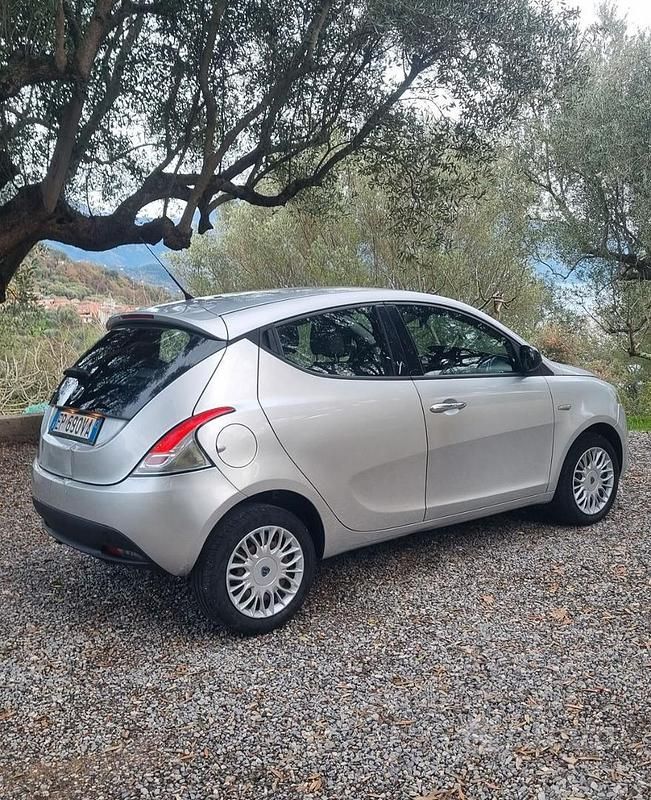 Usata Lancia Ypsilon 69 CV (50 kW) 2013 Grigio Utilitaria