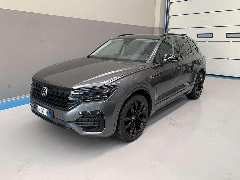 Usata VW Touareg Elegance 231 CV (169 kW) 2023 Grigio scuro metallizzato SUV