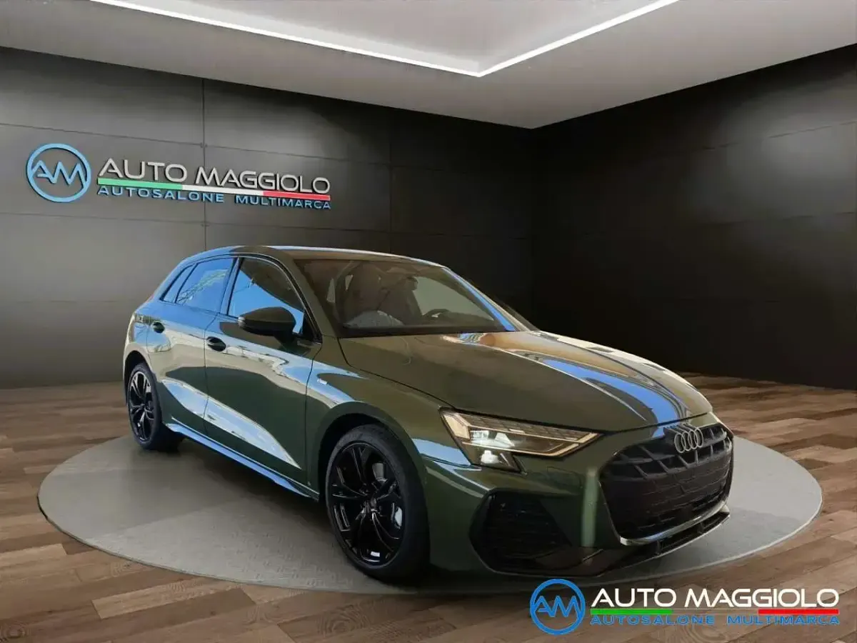 Nuova Audi A3 S-Line 150 CV (110 kW) 2026 Verde Berlina