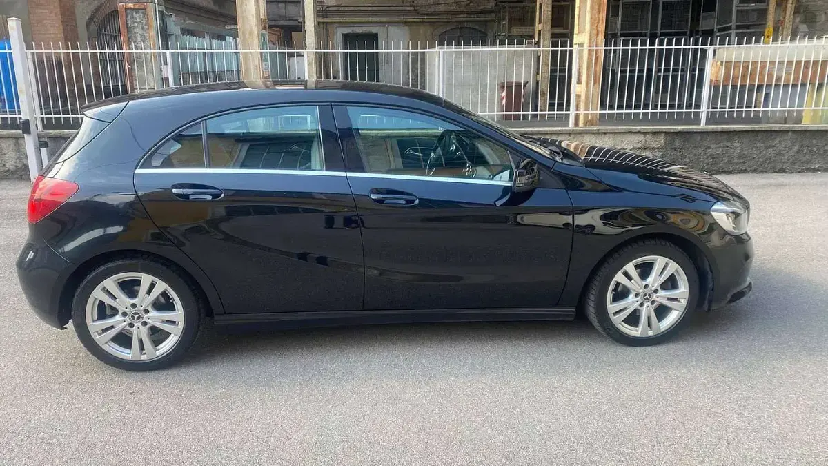 Usata Mercedes A180 Business 109 CV (80 kW) 2017 Nero Berlina