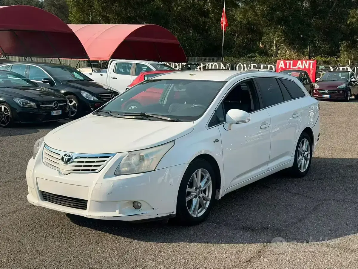 Usata Toyota Avensis Executive 150 CV (110 kW) 2011 Bianco Station wagon