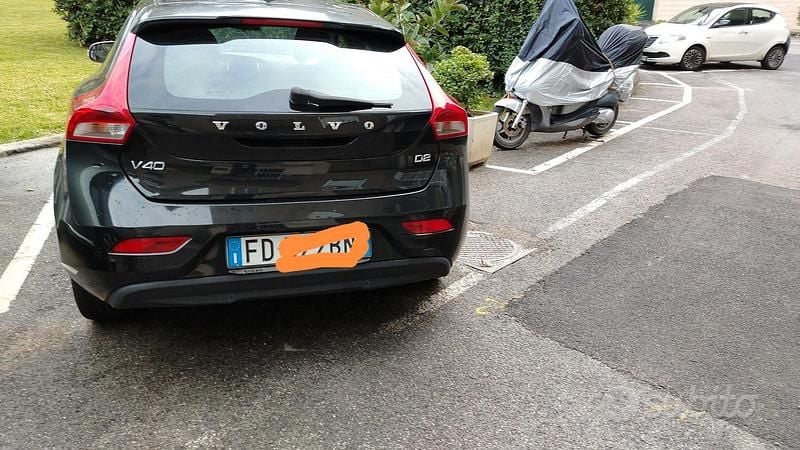 Usata Volvo V40 120 CV (88 kW) 2016 Nero Berlina