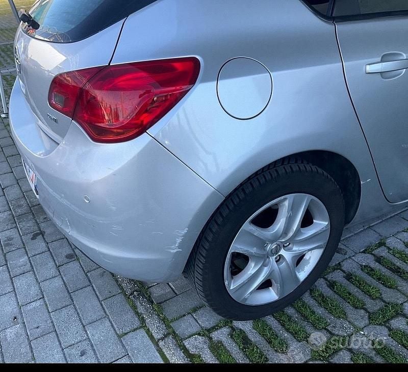 Usata Opel Astra Cosmo 110 CV (80 kW) 2011 Grigio Berlina