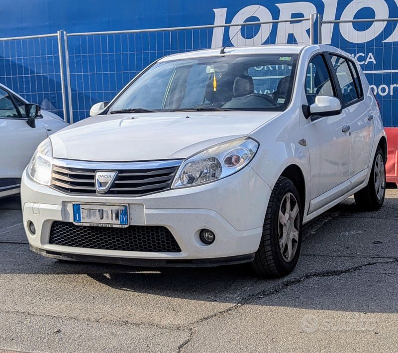 Usata 2009 Dacia Sandero Due volumi | 1800 € (Buon prezzo) - Immagine 1/4