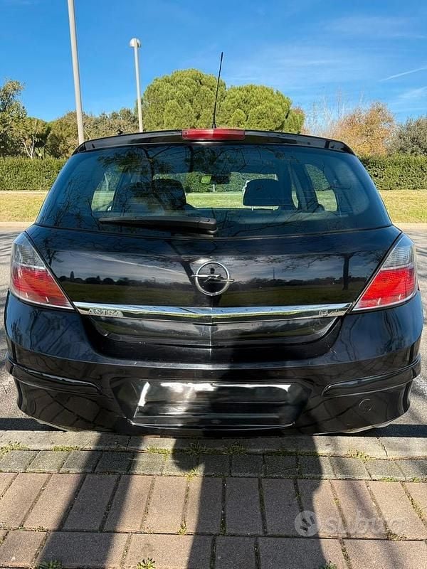 Käytetty Opel Astra 90 HP (66 kW) 2007 Musta Coupe - kaksiovinen
